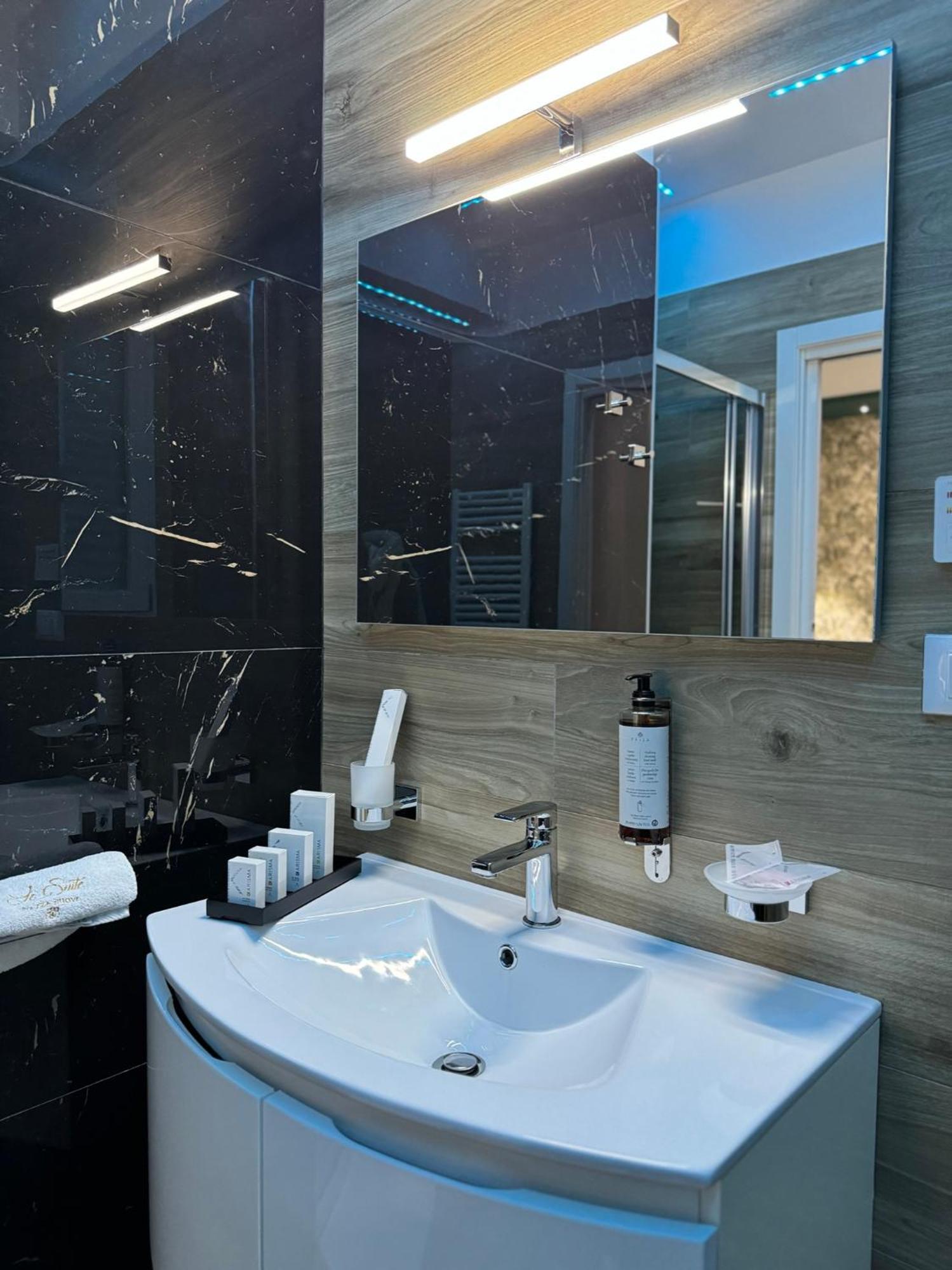 Le Suite Piazza Nuova ฟอจเจีย ภายนอก รูปภาพ
